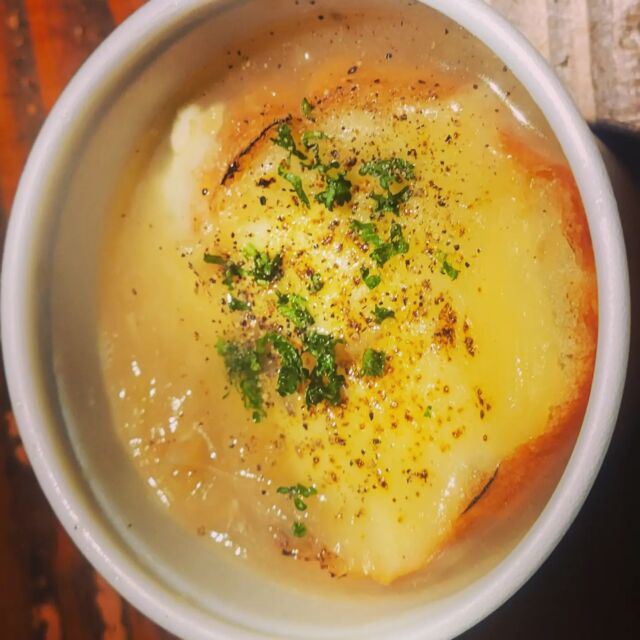本日からオニオングラタン風スープ始まりました❗
飴色玉ねぎがたっぷりの寒い日に最高のスープです😊
期間限定商品です🎵

#オニオングラタンスープ 
#時代家88キッチンカー 
#うまくたの里 
#あったか料理