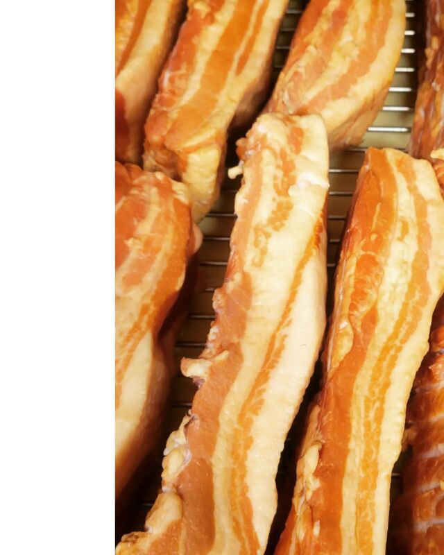 養老もち豚❇️熟成ベーコン仕上がりました🎵

魂込めてます❗発送、テイクアウト出来ます😋

#自家製ベーコン
#こだわり 
#時代家