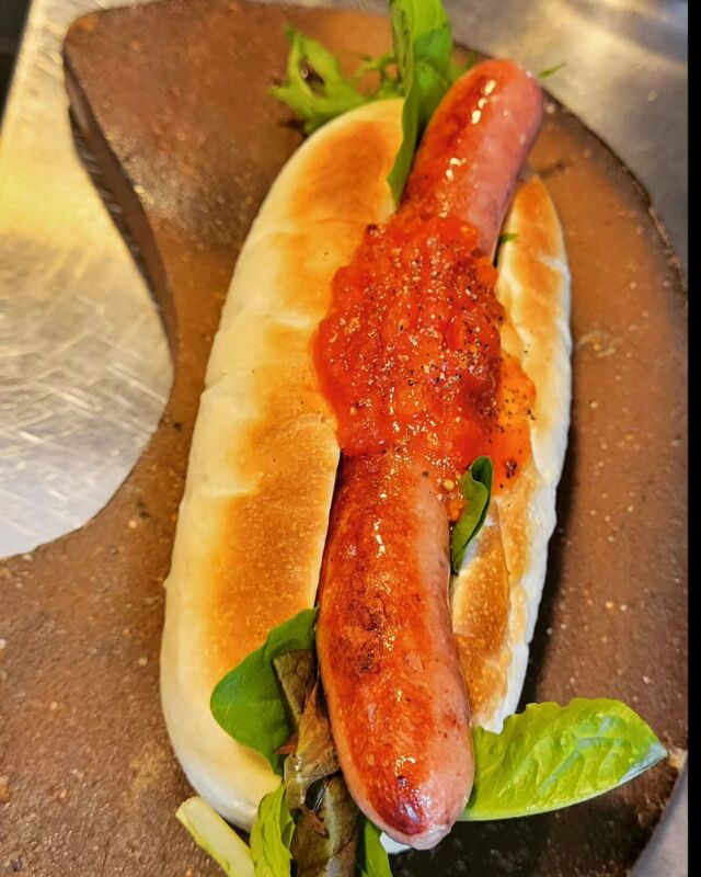 プリっプリHOT DOGをつくると初心に帰れます😌
このソーセージは私にとっては肉料理です。
手づくりだからこその美味しさ溢れるソーセージ。
一本に詰まった、沢山の人の想いにかぶりついてください😋✨

夢が叶う味がしますよ～(笑)

#自家製ソーセージ
#時代家
#HOT DOG
#養老もち豚