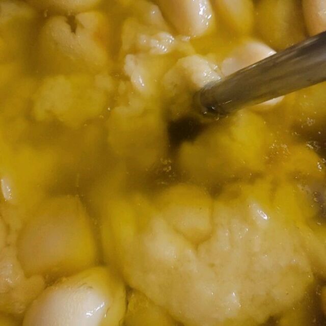 青森にんにく使用の特製バーニャカウダソース
とろとろにコンフィした🧄とアンチョビがたっぷり入った贅沢ソースです。
バーニャカウダやアンチョビポテト、ガーリックトーストに使用してます✨

#バーニャカウダ 
#姉崎
#姉ヶ崎
#橡
#イタリアン